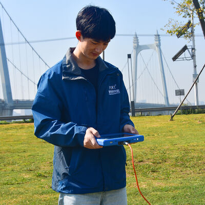 Detector de agua subterránea PQWT TC150 con pantalla táctil de 150 metros de profundidad de 7 pulgadas y triple frecuencia para el estudio geofísico del agua